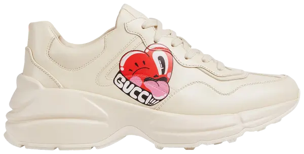 Discover the Hattie Stewart x Gucci Wmns Rhyton 'Serigraphy Heart' sneaker featuring ivory leather, bold serigraphy heart graphics, and Gucci’s iconic chunky sole.


